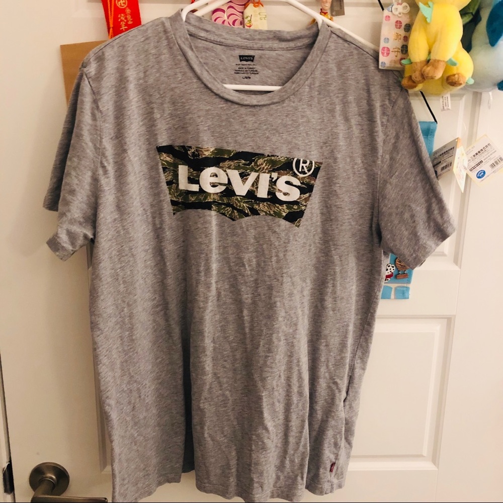 Levi’s tee